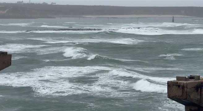 澎湖風浪在11日都有減小，圖為跨海大橋下海域，爽放一天颱風假。（許逸民攝）