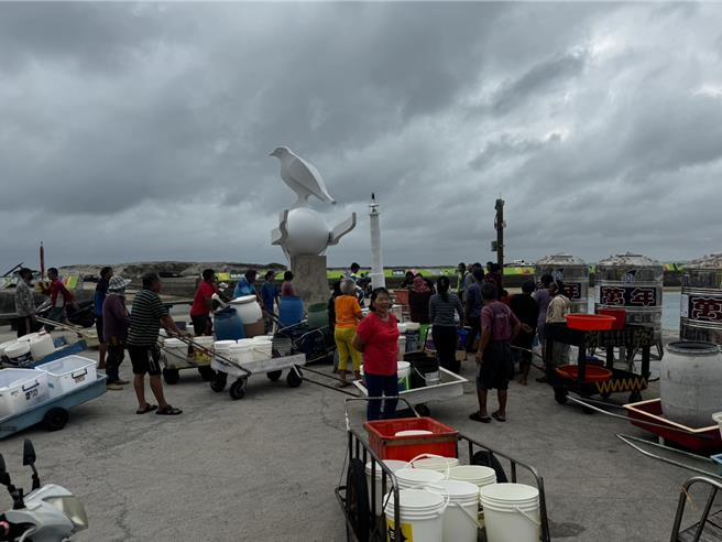 澎湖鳥嶼和澎湖本島的海底輸水管疑似被海上作業漁船下錨時鉤到導致破洞漏水，供水不穩定，水公司在颱風前緊急出動加水船搶運，居民到碼頭排隊蓄水。（宋昀芝議員提供／許逸民澎湖傳真）