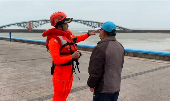 海巡署金馬澎分署第七岸巡隊11日清晨5時起，針對澎湖各限制海域及熱門海岸景點展開灘岸巡查與民眾勸離行動。（岸巡提供／許逸民澎湖傳真）