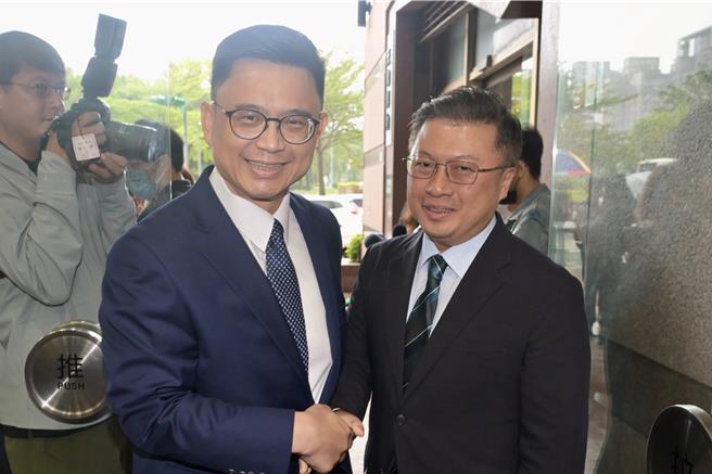 登記民進黨高雄市長初選的立委賴瑞隆表示，連民進黨都往中華民國派移動了，鄭麗文這件事對柯志恩在高雄選情會有傷。（曾薏蘋攝）