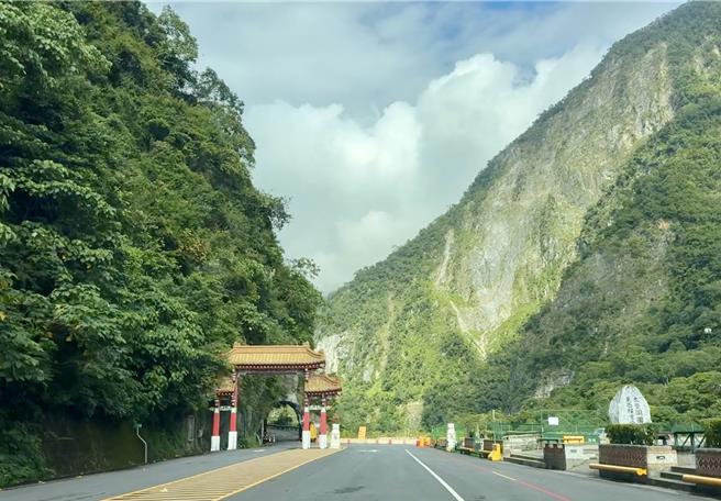 颱風逼近，台8線大禹嶺至太魯閣山區持續降雨，公路局將於今下午1時起實施預警性封路，封閉台8線關原至太魯閣（116.4k~184.5k）路段。圖為太魯閣口的「東西橫貫公路」牌坊。（王志偉攝）