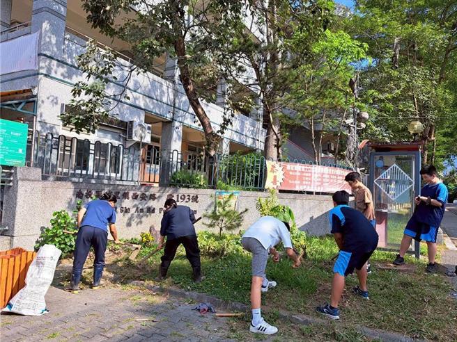 埔里國中校門口角落原本雜草叢生，仁愛高農園藝團隊將進行改造。（仁愛高農提供／楊靜茹南投傳真）