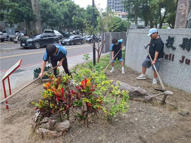 埔里國中學生參與學校校門口角落的改造活動。（仁愛高農提供／楊靜茹南投傳真）