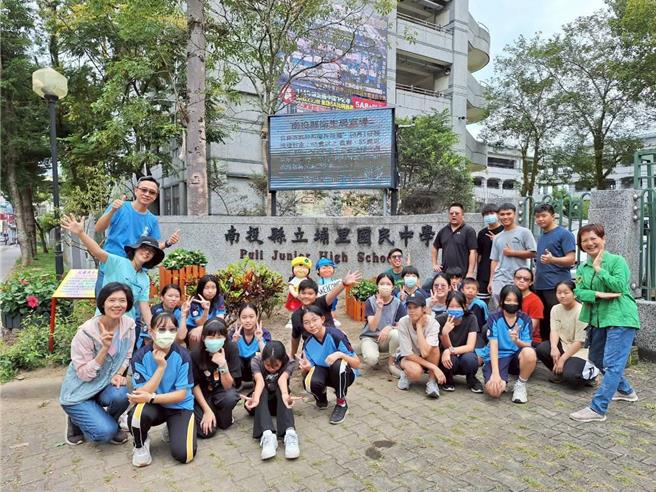 埔里國中校門口角落原本雜草叢生，經改造煥然一新，成為植感療癒角落。（仁愛高農提供／楊靜茹南投傳真）