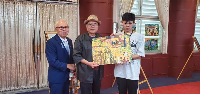 就讀花蓮高農門市服務科的盧琮鈞（右一），今年以一幅畫「有線的山，有風的花」畫出眼中的花蓮與想像的世界，獲得繪畫比賽高中組特別獎。（花蓮高農提供／羅亦晽花蓮傳真）