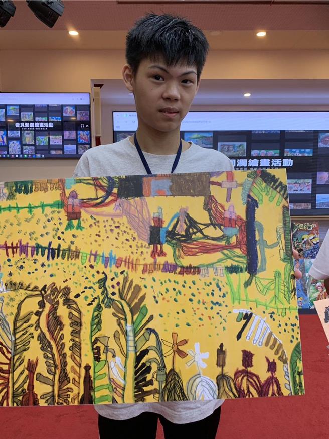 就讀花蓮高農門市服務科的盧琮鈞，今年以一幅畫「有線的山，有風的花」畫出眼中的花蓮與想像的世界，獲得繪畫比賽高中組特別獎。（花蓮高農提供／羅亦晽花蓮傳真）