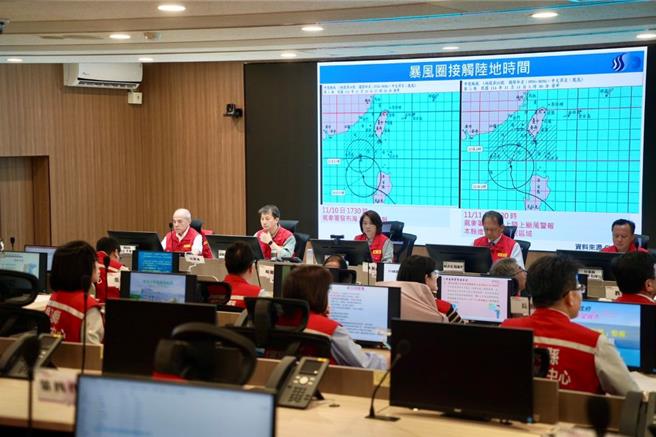 輕颱鳳凰來勢洶洶，中央氣象署預估颱風登陸地點下修至高屏地區，對此，屏東縣災害應變中心11日上午8時提升為一級開設，並在滿州鄉、霧台鄉共撤離110人。（屏縣府提供／謝佳潾屏東傳真）