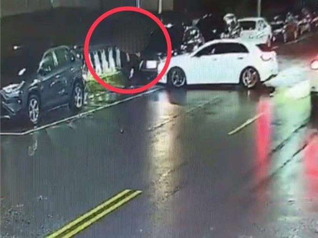 高雄市苓雅區福安路上一處停車格，昨（10）日有女子見有空位準備停車，卻遭身穿車行制服男子阻擋，還疑似出言恐嚇，讓女子驚呼「你不能這樣」。（警方提供／任義宇高雄傳真）