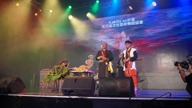 原住民歌手AZ李孝祖「有馁YOUNEI 台北演唱会」，由祭司带领开场祝祷词以及除秽歌祈福。（年轻富有娱乐有限公司 提供）