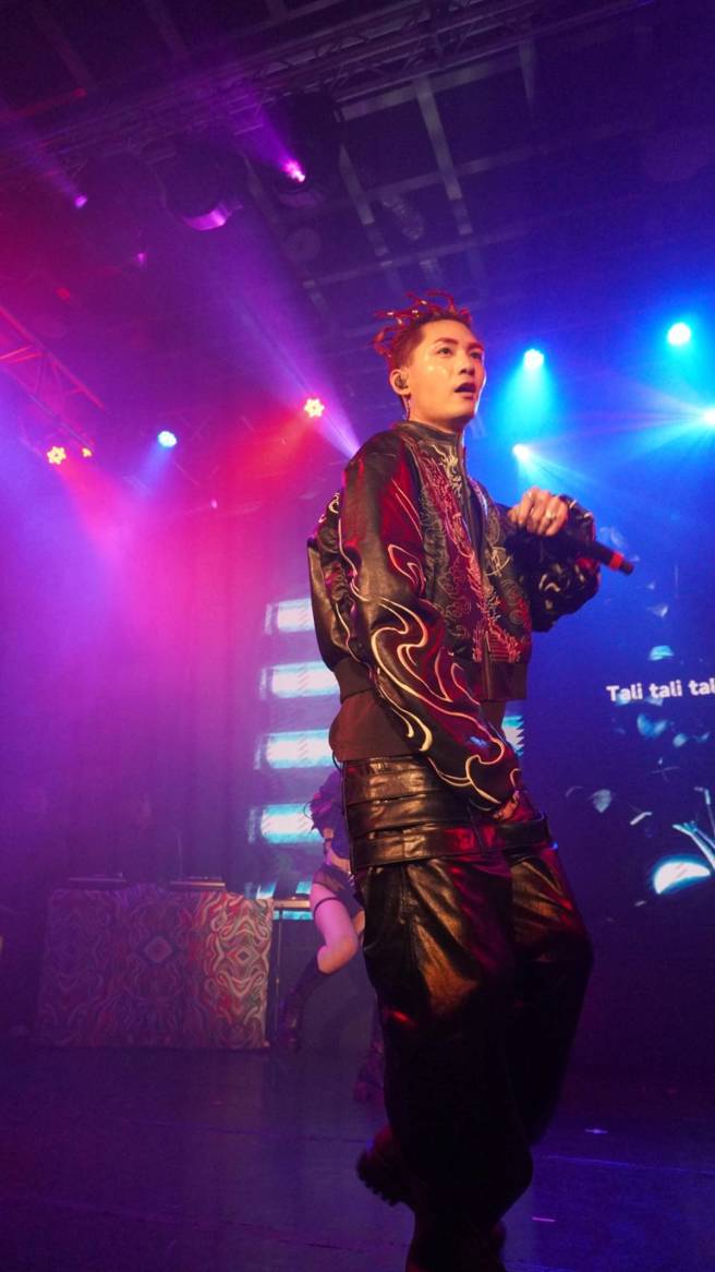 原住民歌手AZ李孝祖「有馁YOUNEI 台北演唱会」和粉丝热情互动。（年轻富有娱乐有限公司 提供）