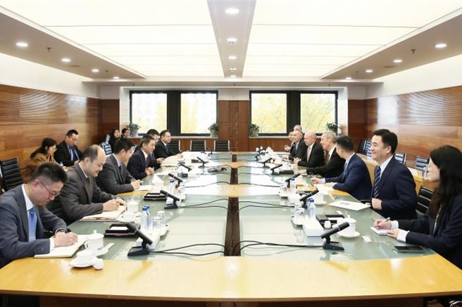 大陸商務部國際貿易談判代表兼副部長李成鋼10日在會見美國商業諮詢公司柯恩集團高級顧問艾倫（Craig Allen），以及美國生物科技公司因美納公司（Illumina）執行長泰森（Jacob Thayse）。（摘自大陸商務部官網）