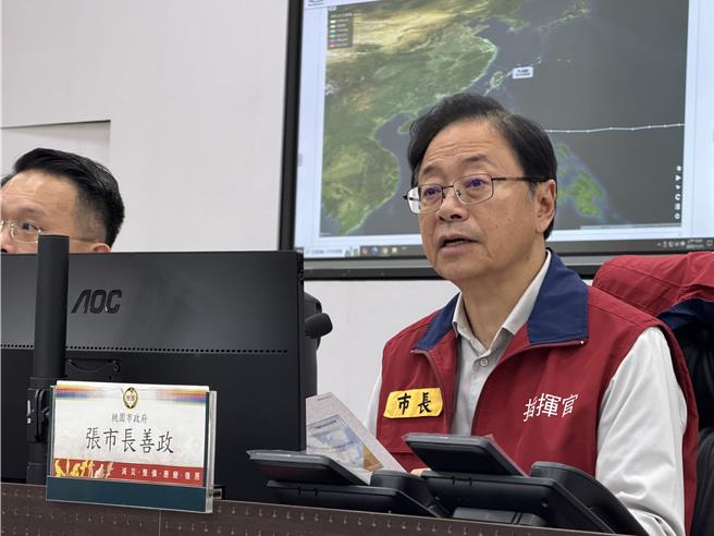 桃園市長張善政11日親釋疑放颱風假決策過程，強調有5區風力達標且超過下限1級，考量市民通勤通學跨區普遍，1晚要找到代課老師根本不可能，因此決定全市放假。(蔡依珍攝)