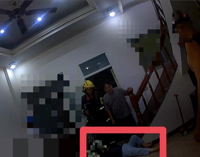 75岁独居妇跌倒受困家中，警消破门救援所幸妇人（红框）无大碍。（民眾提供）