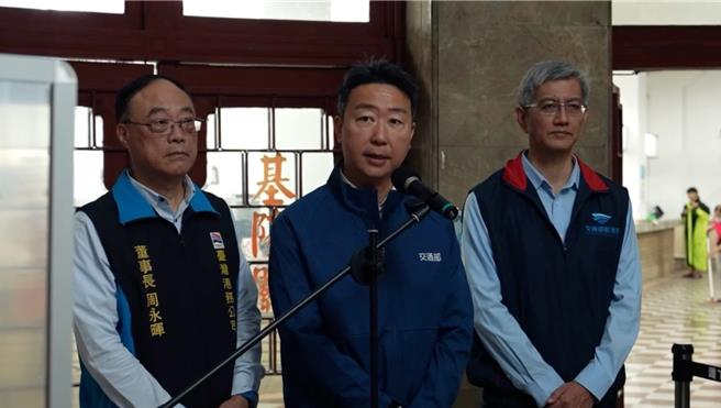 鳳凰颱風來襲，交通部長陳世凱11日一早前往基隆港視察防颱整備情形。陳世凱指出，航港局正在勸離台灣本島的12海浬以內的船隻，因為如果船隻太靠近本島可能會因颱風擱淺，並造成海岸的破壞，目前會請海巡勸離，若不接受將會採取強制驅離或未來禁止進海。（徐佑昇攝）