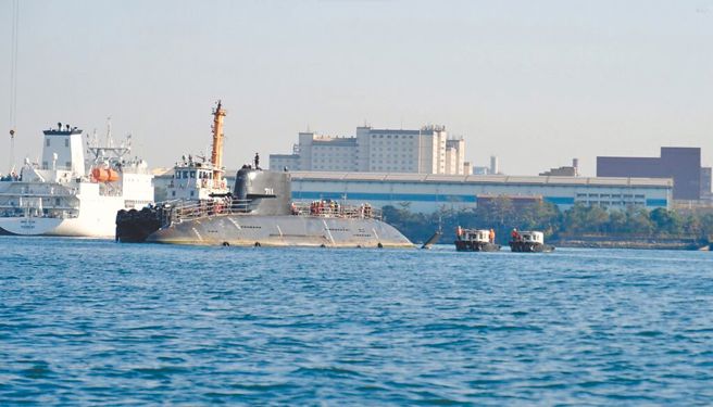 圖為海鯤號去年12月20日完成泊港「軸系校中作業」，執行水線下測試調整項目及最終傾測試驗等作業。（台船公司提供／洪靖宜高雄傳真）