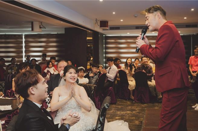 江國賓驚喜現身當婚禮歌手，全場歡呼。（三立提供）