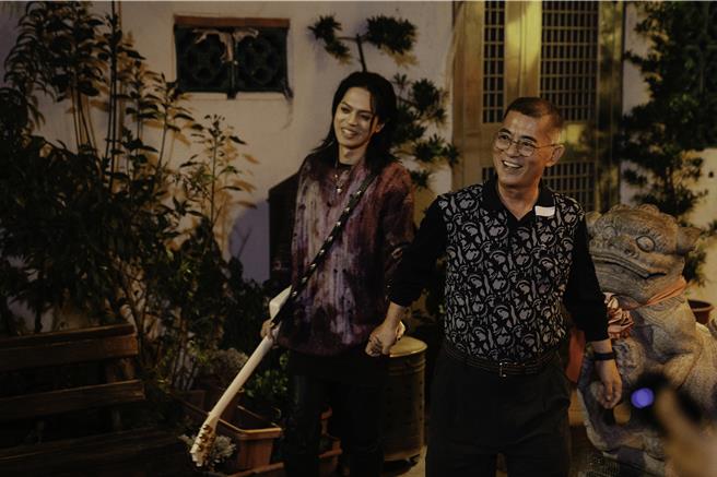 林頤原與爸爸一起拍MV。（華納音樂提供）