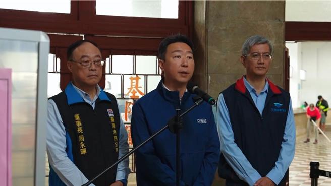 交通部長陳世凱11日一早前往基隆港視察防颱整備情形。他指出，目前馬太鞍溪便道南下及北下都有區域性沖毀的狀況，交通部已動員機具和人員，待水退了之後會用最短時間修復，至於台鐵和高鐵目前都還是正常運行中。（徐佑昇攝）