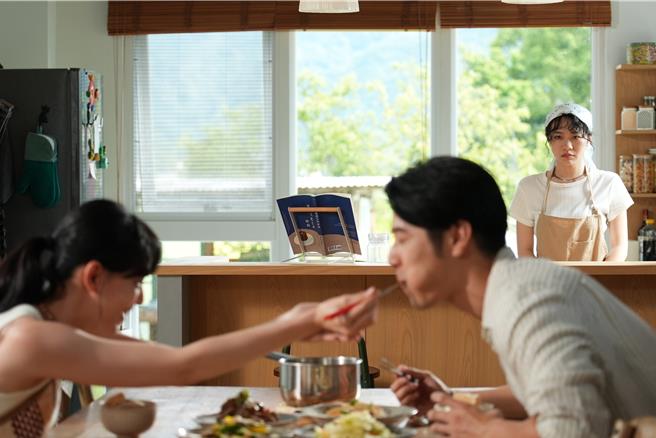 《就算一個人也可以好好的吃飯2》李玲葦（右起）幻想胡宇威和姚以緹互動親密。（公視＋提供）