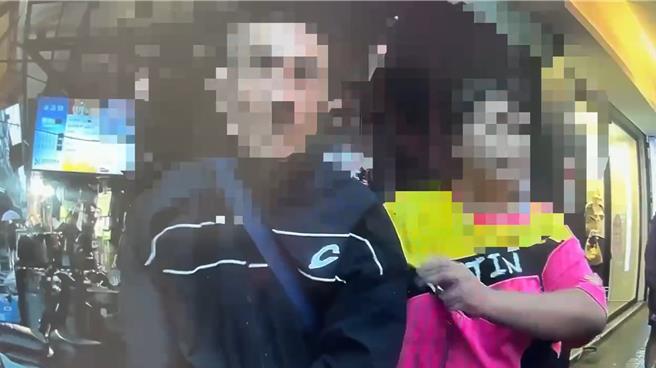 陳姓男子（左）亂彈菸蒂還持雨傘打人，見義勇為民眾將他壓制。（警方提供）