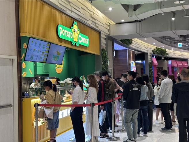 鳳凰颱風暴風圈正逐漸逼近台灣，北部地區僅桃園放颱風假，雖然一早雨勢較不明顯，零星民眾在百貨公司11點開始營業前，就在門口等候，約在開門半小時左右民眾紛紛湧入美食區。（廖姮玥攝）