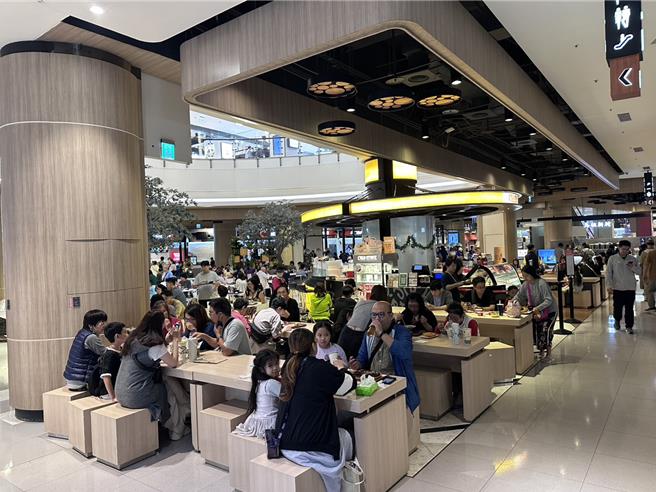 鳳凰颱風暴風圈正逐漸逼近台灣，北部地區僅桃園放颱風假，雖然一早雨勢較不明顯，零星民眾在百貨公司11點開始營業前，就在門口等候，約在開門半小時左右民眾紛紛湧入美食區。（廖姮玥攝）