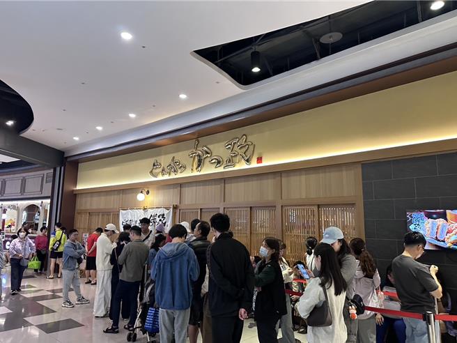 鳳凰颱風暴風圈正逐漸逼近台灣，北部地區僅桃園放颱風假，雖然一早雨勢較不明顯，零星民眾在百貨公司11點開始營業前，就在門口等候，約在開門半小時左右民眾紛紛湧入美食區。（廖姮玥攝）