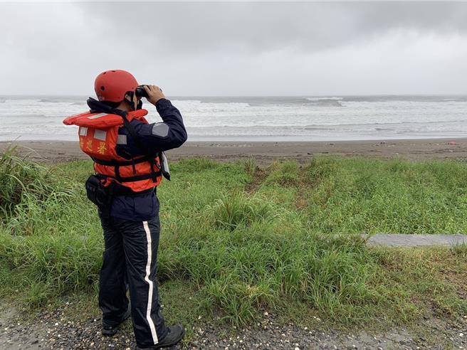 鳳凰颱風暴風圈正逐漸逼近台灣，海巡署北部分署，因應颱風情勢，加強沿岸巡邏，勸導民眾遠離海岸邊地區。（翻攝照片）
