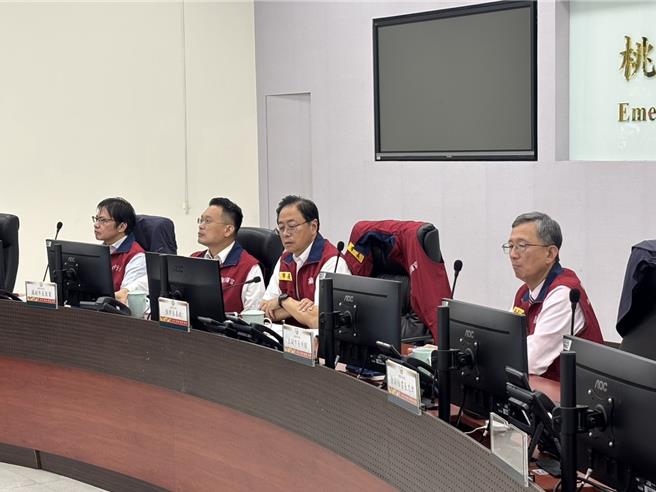 鳳凰颱風來襲，桃園市長張善政宣布11日全市放假，因沿海地區風勢強勁，民眾大讚市府決策務實，感謝市府「寧可多放也不要冒險」的貼心防災措施。（姜霏攝）