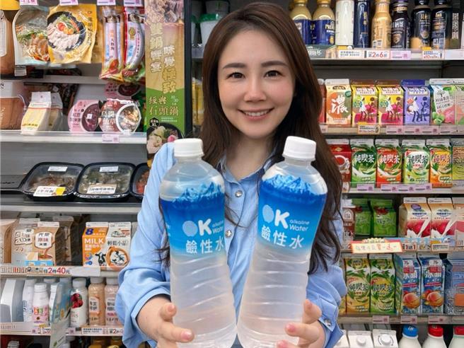 OKchoice WATER鹼性水720ml限時2件29元。（OKmart提供／朱世凱台北傳真）