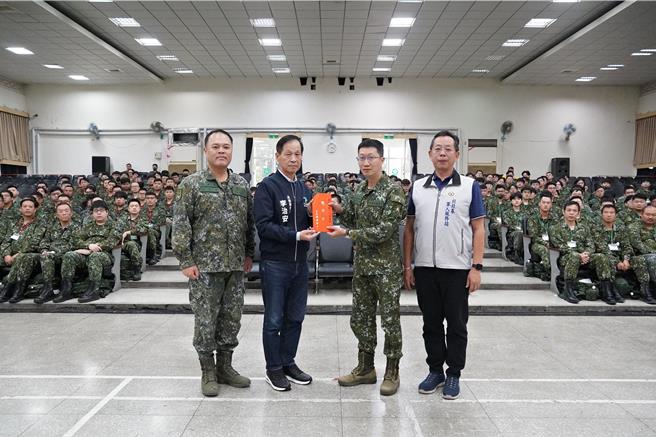 台北市政府兵役局10日前往水源營區替代役中心，兵役局長李治安與北市軍人服務站長吳遠里慰勞接受教育召集訓練的市籍憲兵後備弟兄。（台北市兵役局提供／丁上程台北傳真）