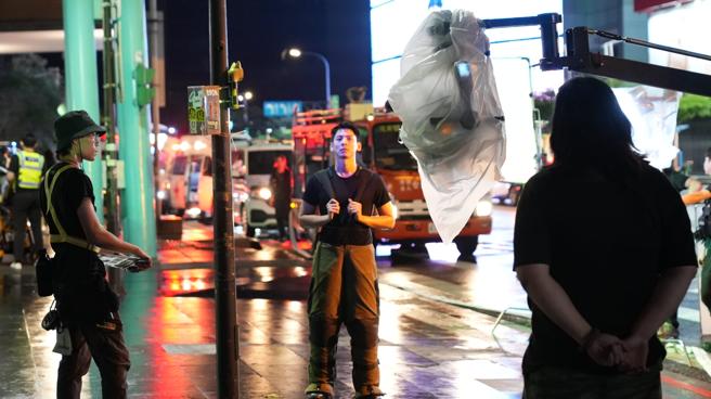 《96分鐘》男主角林柏宏於信義區松壽路道路管制與攝影機確認拍攝位置。（台北市電影委員會提供）