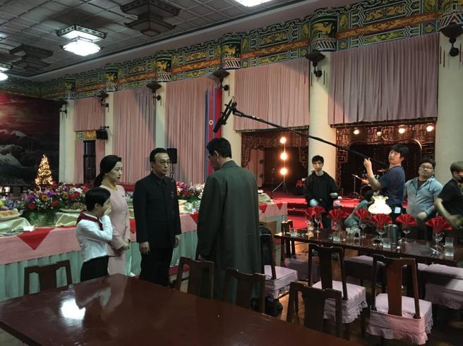 韓片《北風》於中山樓拍攝黃政民（中）與北韓官員李星民（左3）對話的場面。（台北市電影委員會提供）