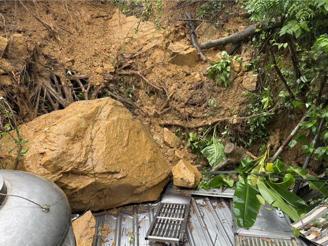 凤凰颱风来袭，基隆从10日起雨势就不小，并陆续造成多处灾情，在西定路298巷的民宅10日晚间因大雨造成后方山坡大石掉落，直接砸到民宅屋顶。（议员施伟政提供／徐佑升基隆传真）