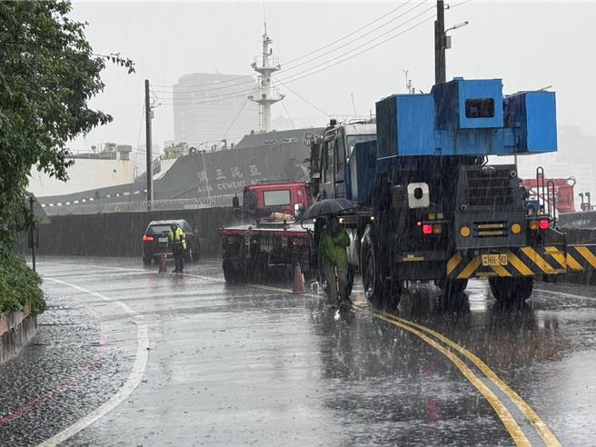 凤凰颱风来袭，基隆从10日起雨势就不小，并陆续造成多处灾情。11日一早1辆曳引拖板车在行驶中山三路时因转弯不慎，车上货物直接倾倒，并撞破基隆港的围墙。（议员施伟政提供／徐佑升基隆传真）