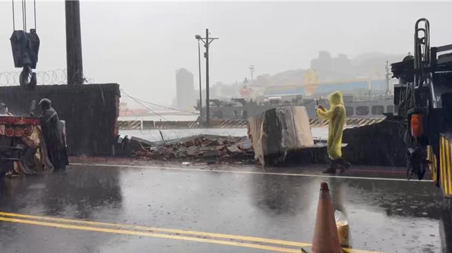 凤凰颱风来袭，基隆从10日起雨势就不小，并陆续造成多处灾情。11日一早1辆曳引拖板车在行驶中山三路时因转弯不慎，车上货物直接倾倒，并撞破基隆港的围墙。（议员施伟政提供／徐佑升基隆传真）