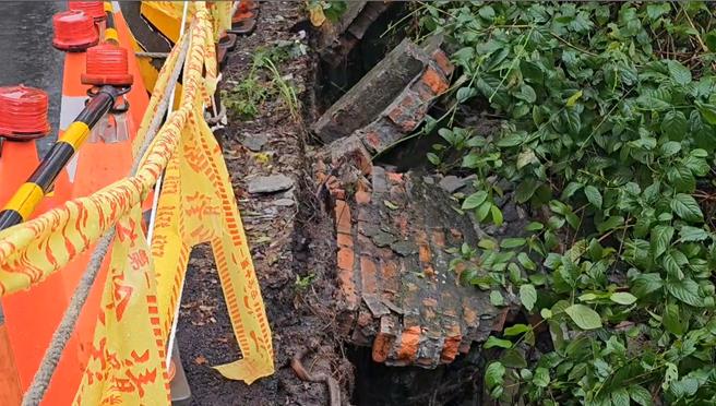 凤凰颱风来袭，基隆从10日起雨势就不小，日前位于东信路的旧基隆市副市长官邸围墙倒塌，民眾忧心颱风会让损害扩大。（翻摄画面／徐佑升基隆传真）