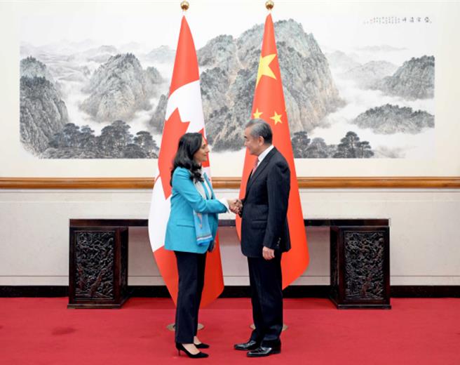 王毅通話加拿大外長阿南德陸加關係7年波折後入正軌。圖為今年10月17日王毅在北京與阿南德會談。（大陸外交部）