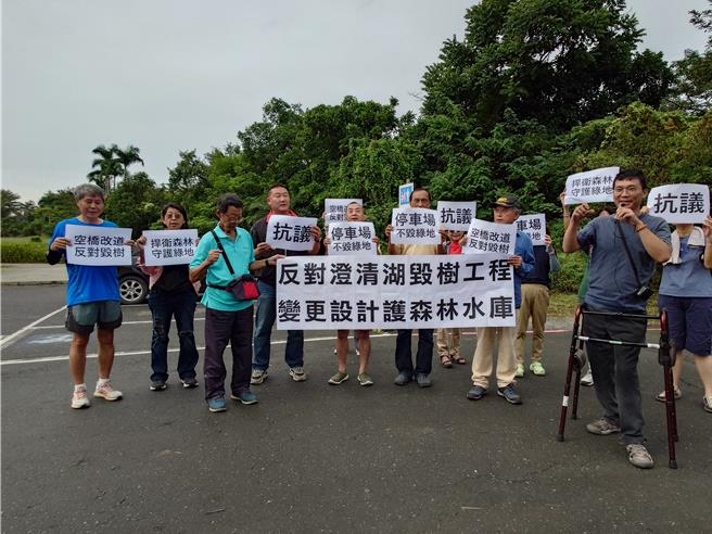 高雄市府接管澄清湖後，接連開闢天橋、停車場，引發環團與民眾反對。（任義宇攝）