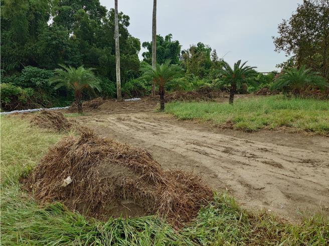 環團質疑澄清湖開闢停車場與天橋工程是「先斬後奏」不合程序規定，現場已開挖造成是黃土泥濘一片。（任義宇攝）