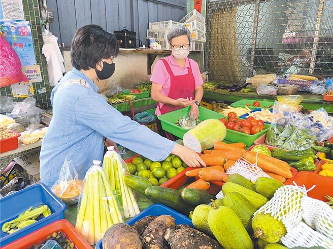 鳳凰颱風逼近台灣，農民預期心理提早搶收，台北農產公司11日表示，台北市果菜批發市場蔬菜每公斤批發平均價格43.2元，較休市前43.9元微幅下跌0.7元，預估明、後價格上波動不會太大，圖為示意圖。（本報資料照片）