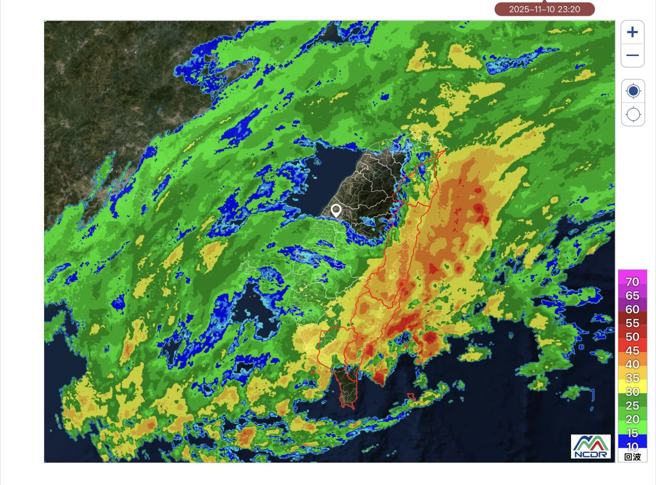 透過昨（10日）晚間的雷達迴波圖，可見唯獨中部未受風雨壟罩。（翻攝自Threads）