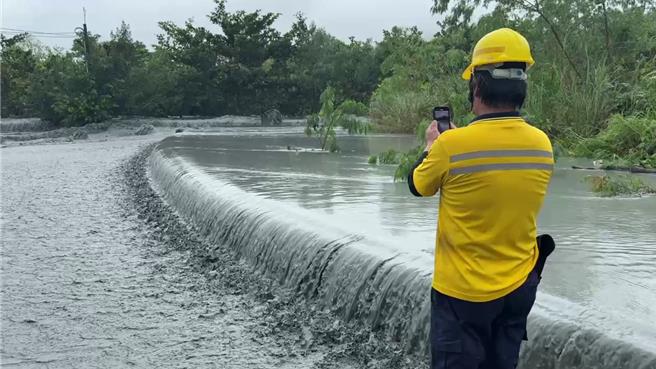 台鐵花蓮光復隧道北口上方因馬太鞍溪水暴漲淹水，台鐵公司考量安全，今天中午12時起，鳳林=瑞穗間列車預防性停駛。（民眾提供／羅亦晽花蓮傳真）