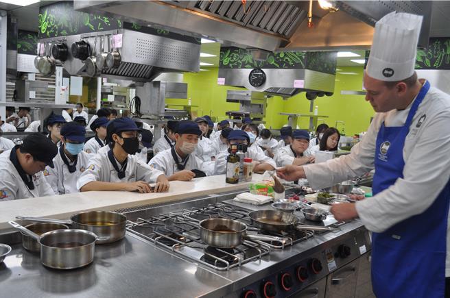 義大利廚師保羅·吉博多（右）示範廚藝教學，醒吾科大餐旅系學生學習技法。（醒吾科技大學提供／吳嘉億新北傳真）