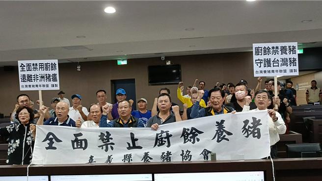 環境部環管署11日到台中舉行廚餘蒸煮「即時監控系統」說明會，在場豬農反對廚餘餵豬，高喊「接觸性傳染，蒸煮沒有用」。（陳淑娥攝）