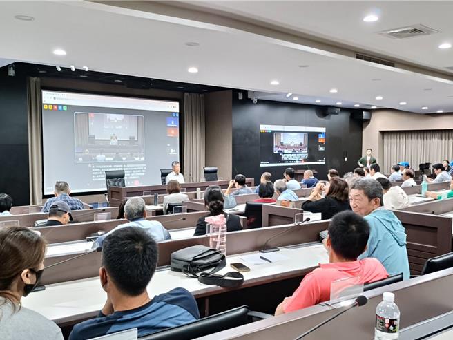 環境部環管署11日到台中舉行廚餘蒸煮「即時監控系統」說明會，在場豬農反對廚餘餵豬。（陳淑娥攝）