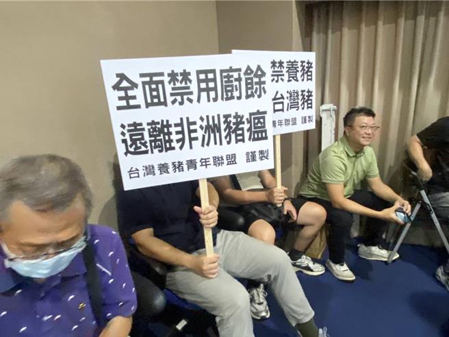 環境部環管署11日到台中舉行廚餘蒸煮「即時監控系統」說明會，在場豬農反對廚餘餵豬。（陳淑娥攝）