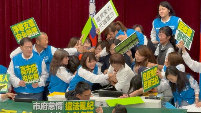 藍營集體霸占主席台包圍議長康裕成，綠營緊急護駕，雙方爆發激烈肢體衝突、互相推擠叫囂長達10分鐘，場面相當失控。（柯宗緯攝）