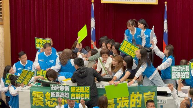 藍營集體霸占主席台包圍議長康裕成，綠營緊急護駕，雙方爆發激烈肢體衝突、互相推擠叫囂長達10分鐘，場面相當失控。（柯宗緯攝）