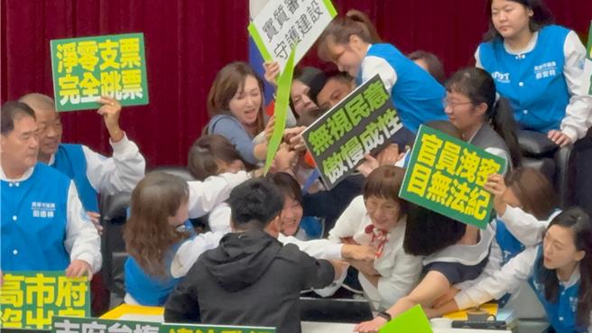 藍營集體霸占主席台包圍議長康裕成，綠營緊急護駕，雙方爆發激烈肢體衝突、互相推擠叫囂長達10分鐘，場面相當失控。（柯宗緯攝）